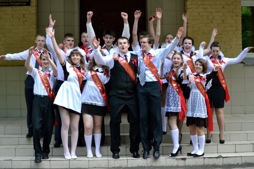 Как лучше оформить фото с выпускного